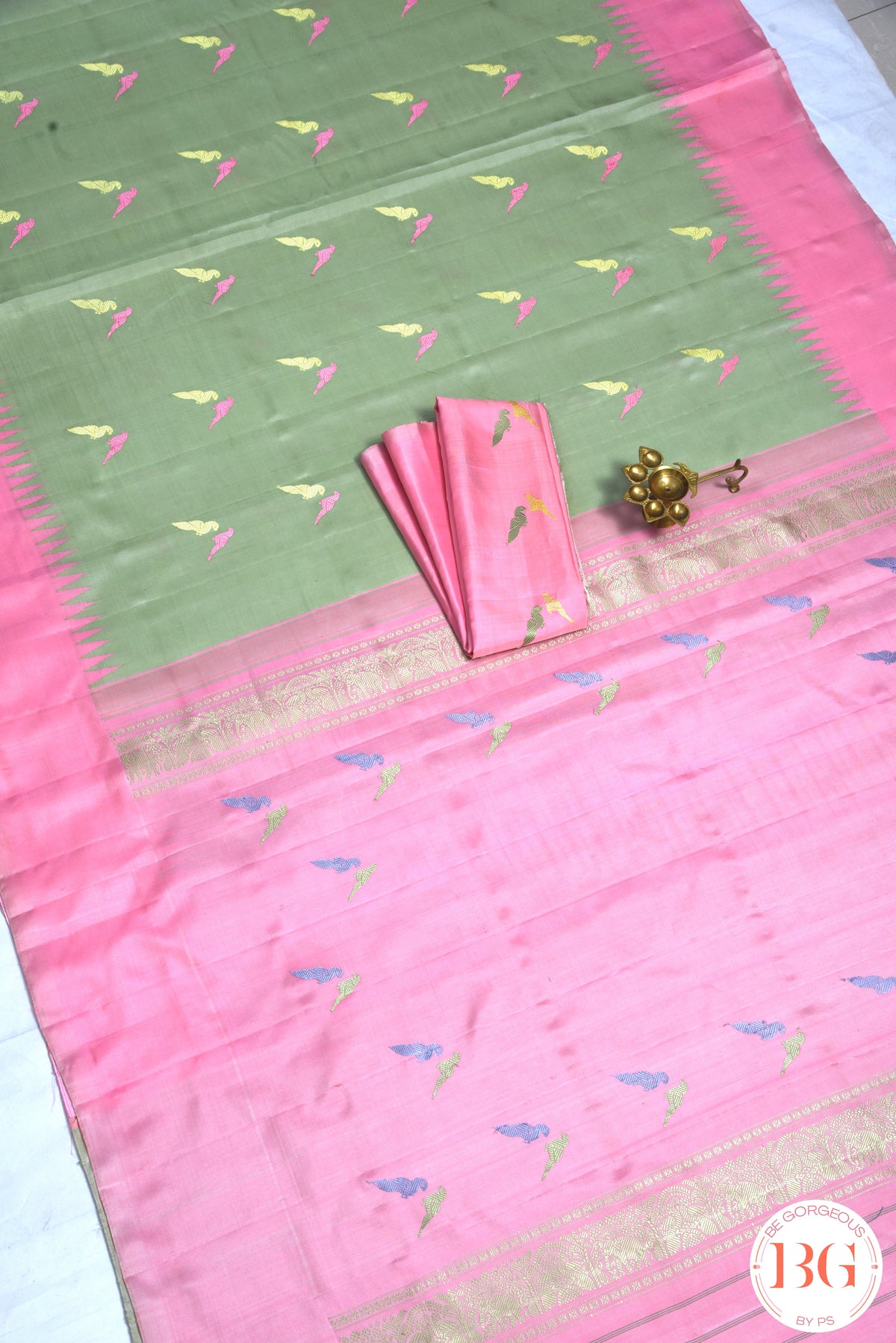 No Zari Kuttu Gadwal Pure handloom silk saree - pista green with baby pink