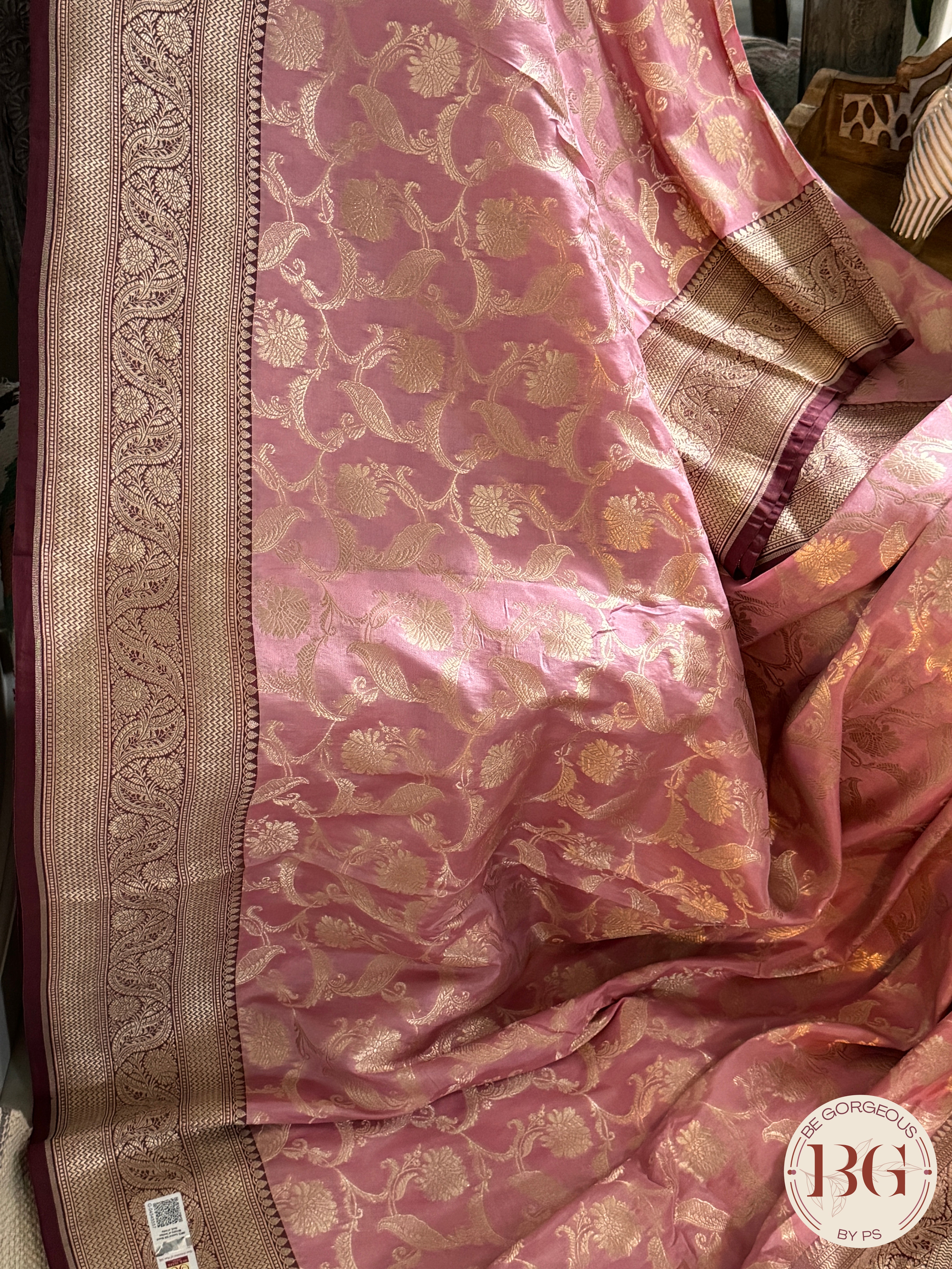 Pure Banarasi Handloom Katan Silk Contrast Border Pallu Golden Zari Cutwork Weaving Saree - Baby Pink
Silkmark certfiied