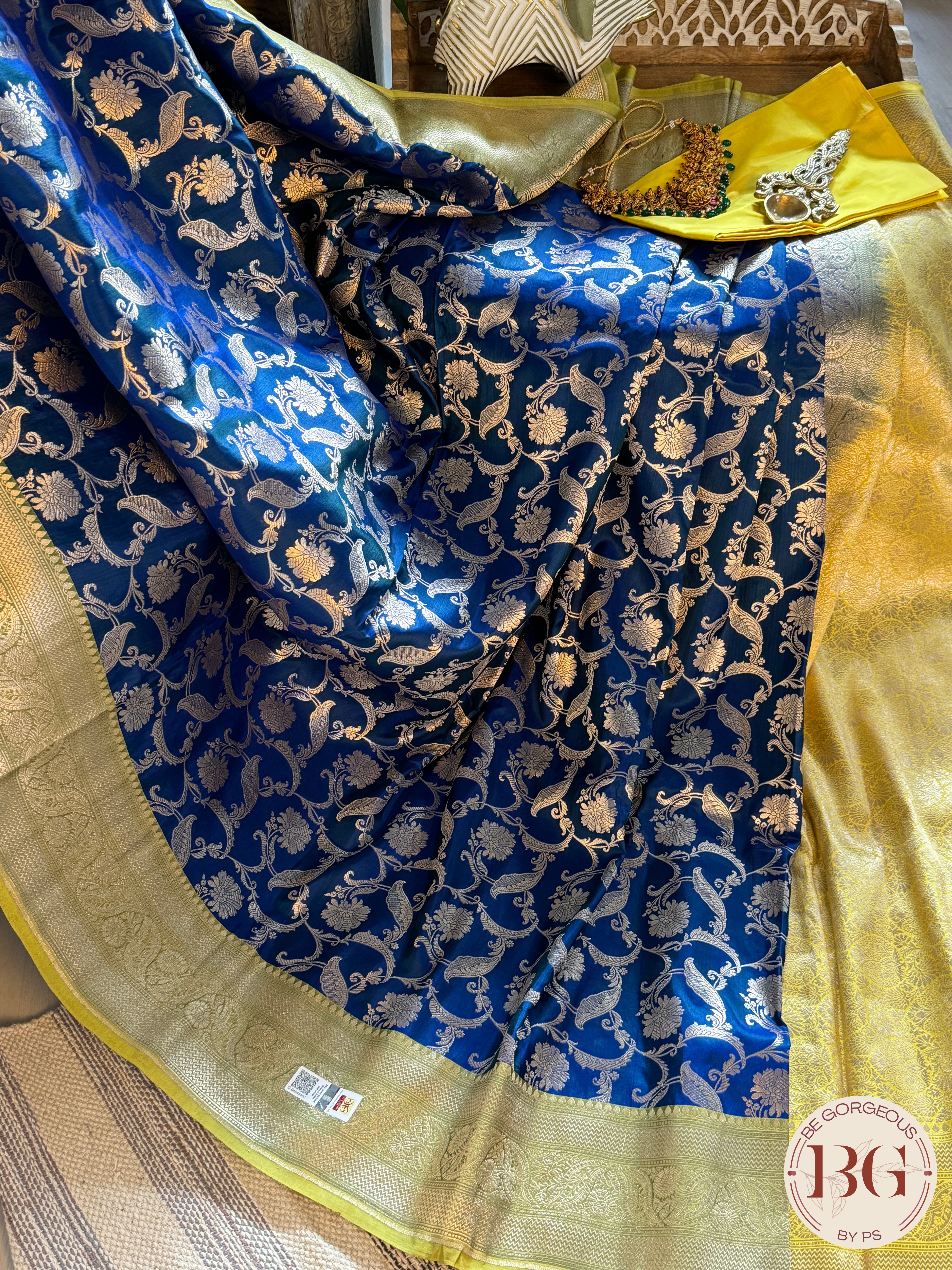 Pure Banarasi Handloom Katan Silk Contrast Border Pallu Golden Zari Cutwork Weaving Saree - Blue Green
Silkmark certfiied