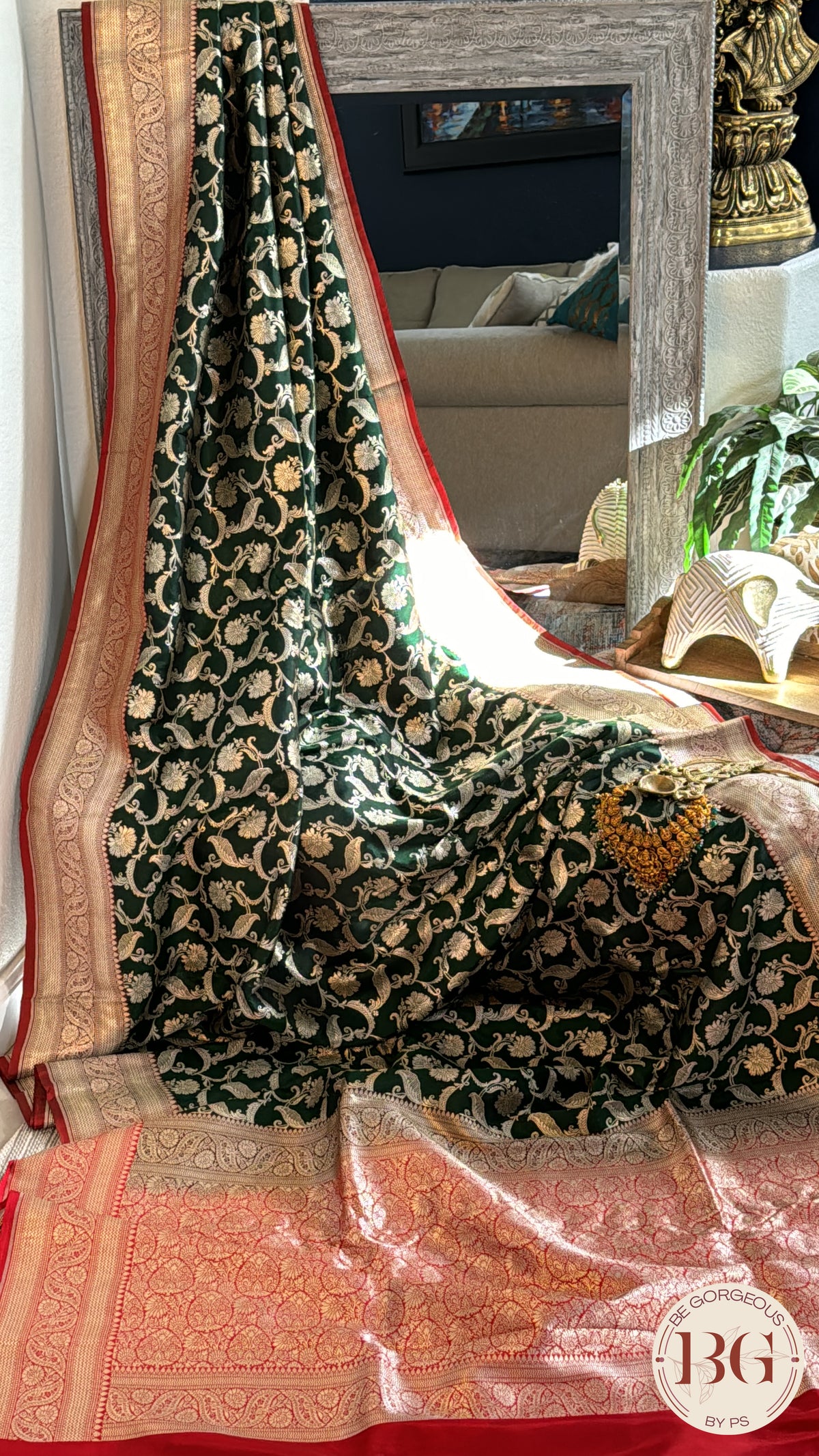 Pure Banarasi Handloom Katan Silk Contrast Border Pallu Golden Zari Cutwork Weaving Saree - Green Red
Silkmark certfiied