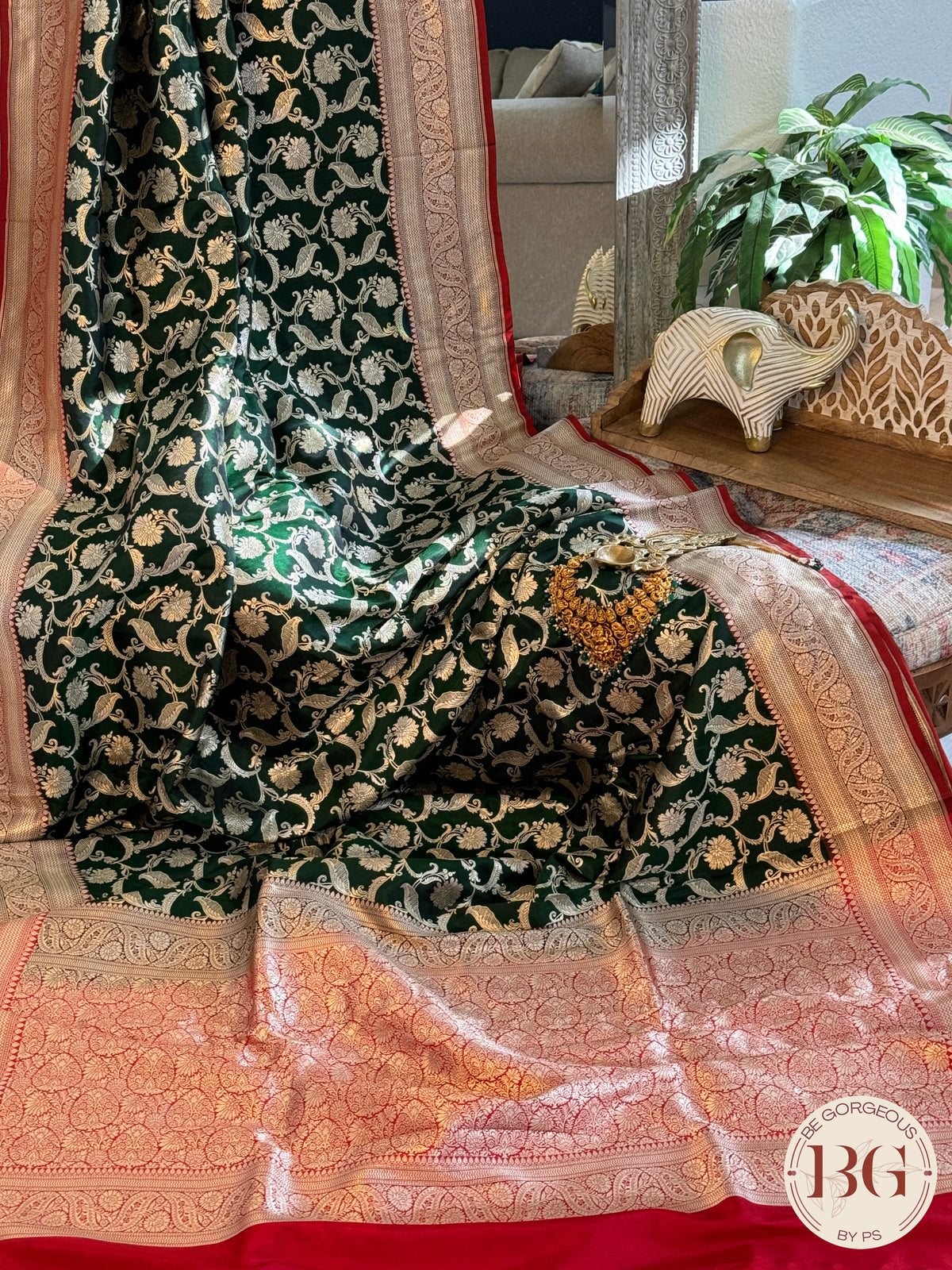 Pure Banarasi Handloom Katan Silk Contrast Border Pallu Golden Zari Cutwork Weaving Saree - Green Red
Silkmark certfiied