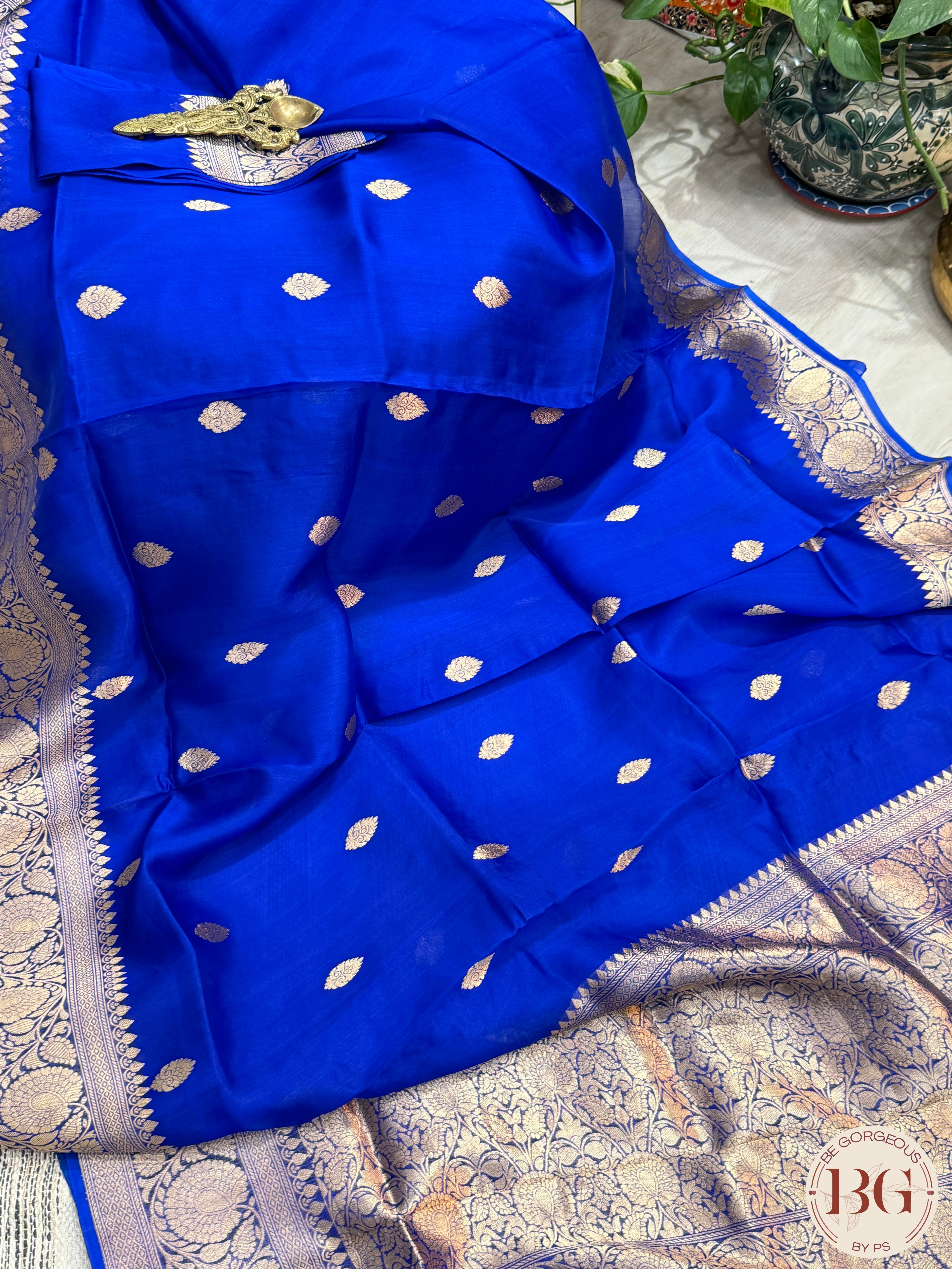 Banarasi Kora Organza with big buttas silk mark certified saree with lace - Royal Blue