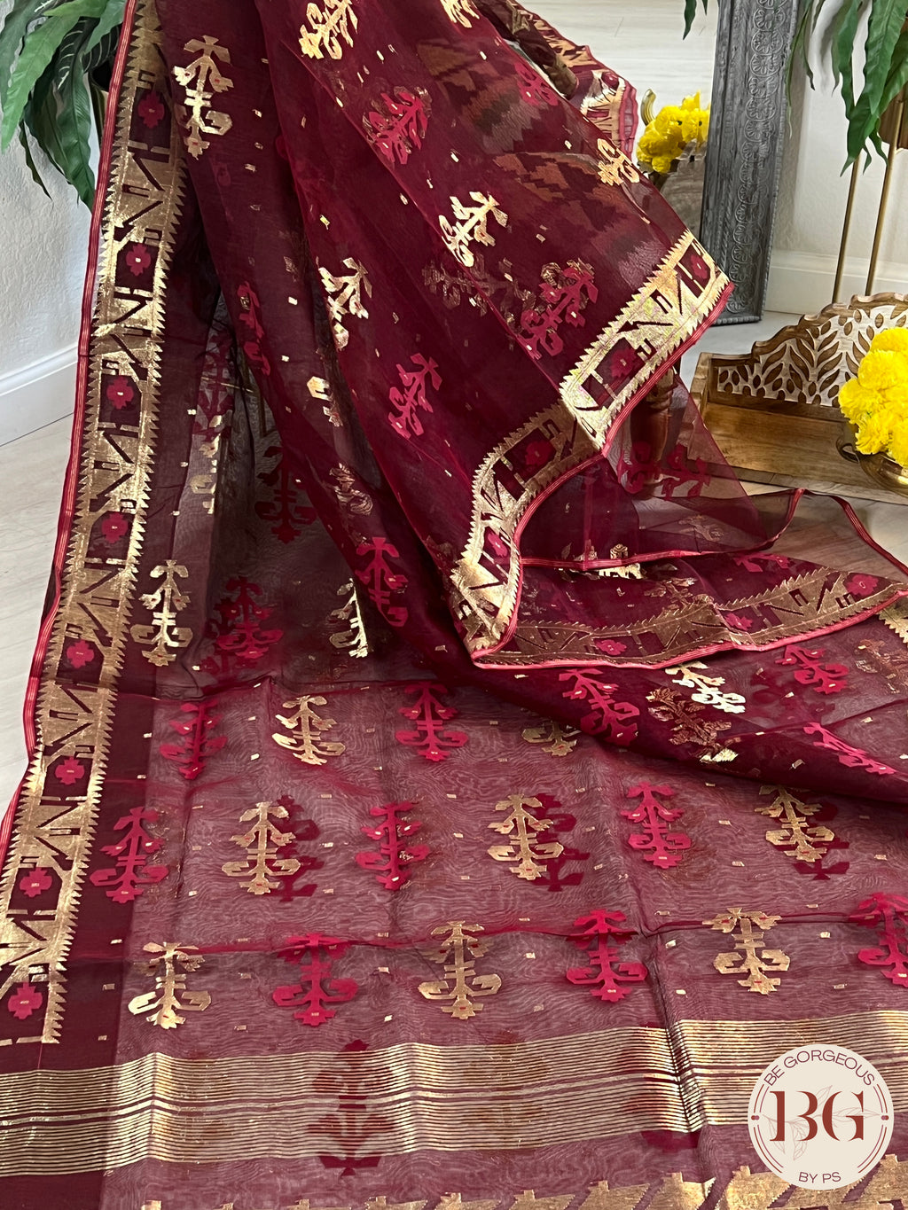 Off-White & Red Muslin Silk Jamdani saree- Leewaz indiA – LEEWAZ INDIA