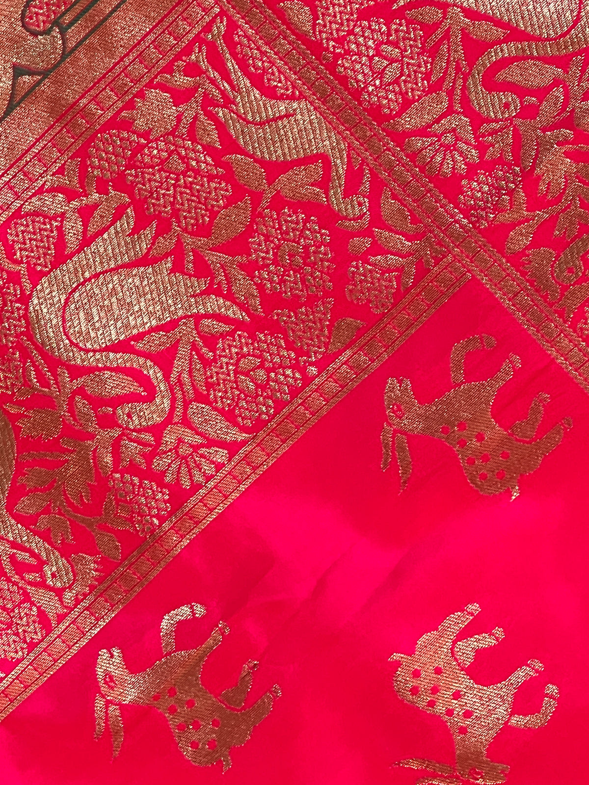 Soft silk with deer motifs and figures on pallu saree color - pink