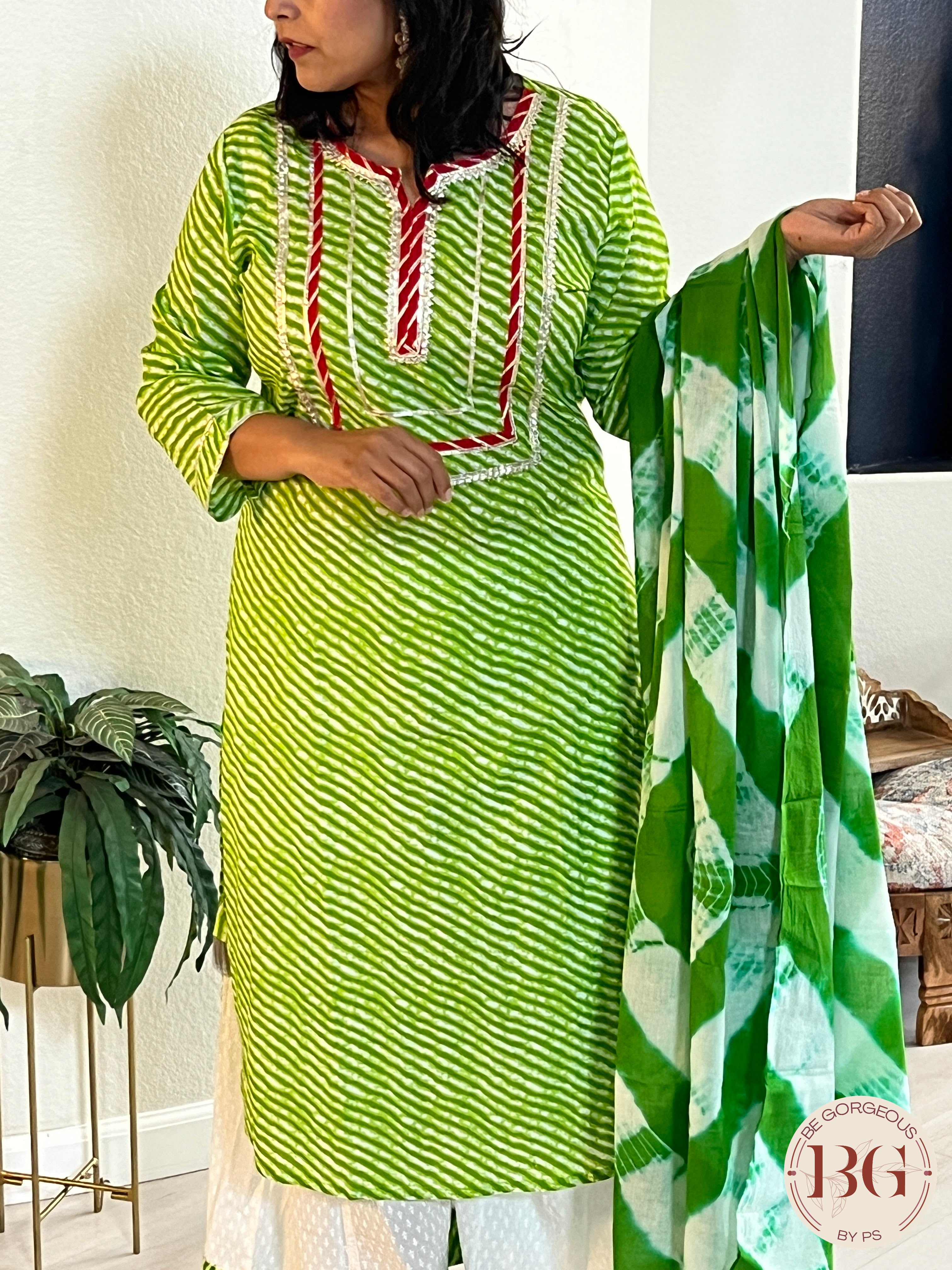 Divider set in green color with flared bottom