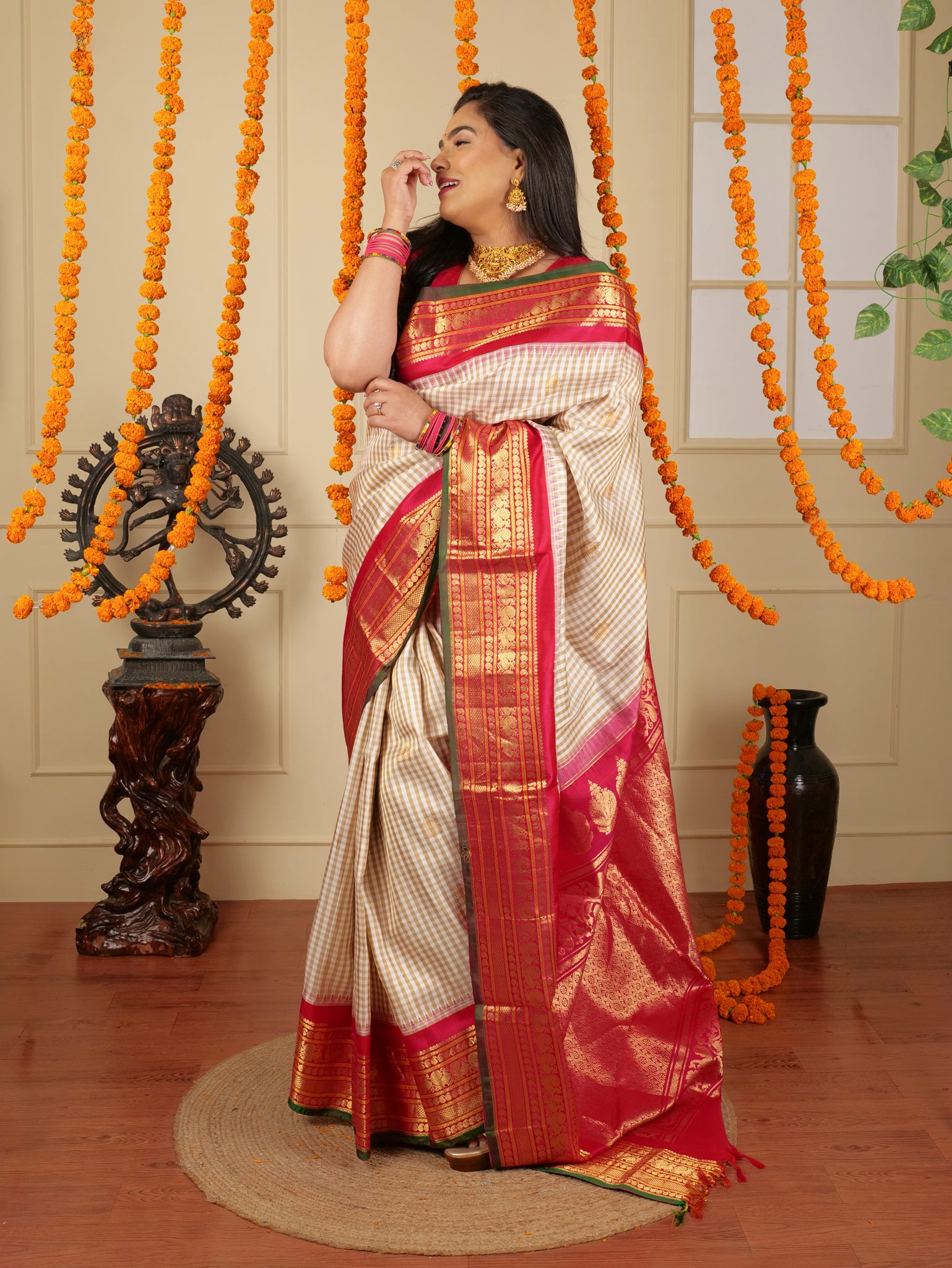 Handloom Pure Silk Gadwal Saree in Red : STGA444