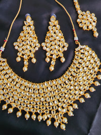 Gold Kundan Choker Necklace Set with maangtika