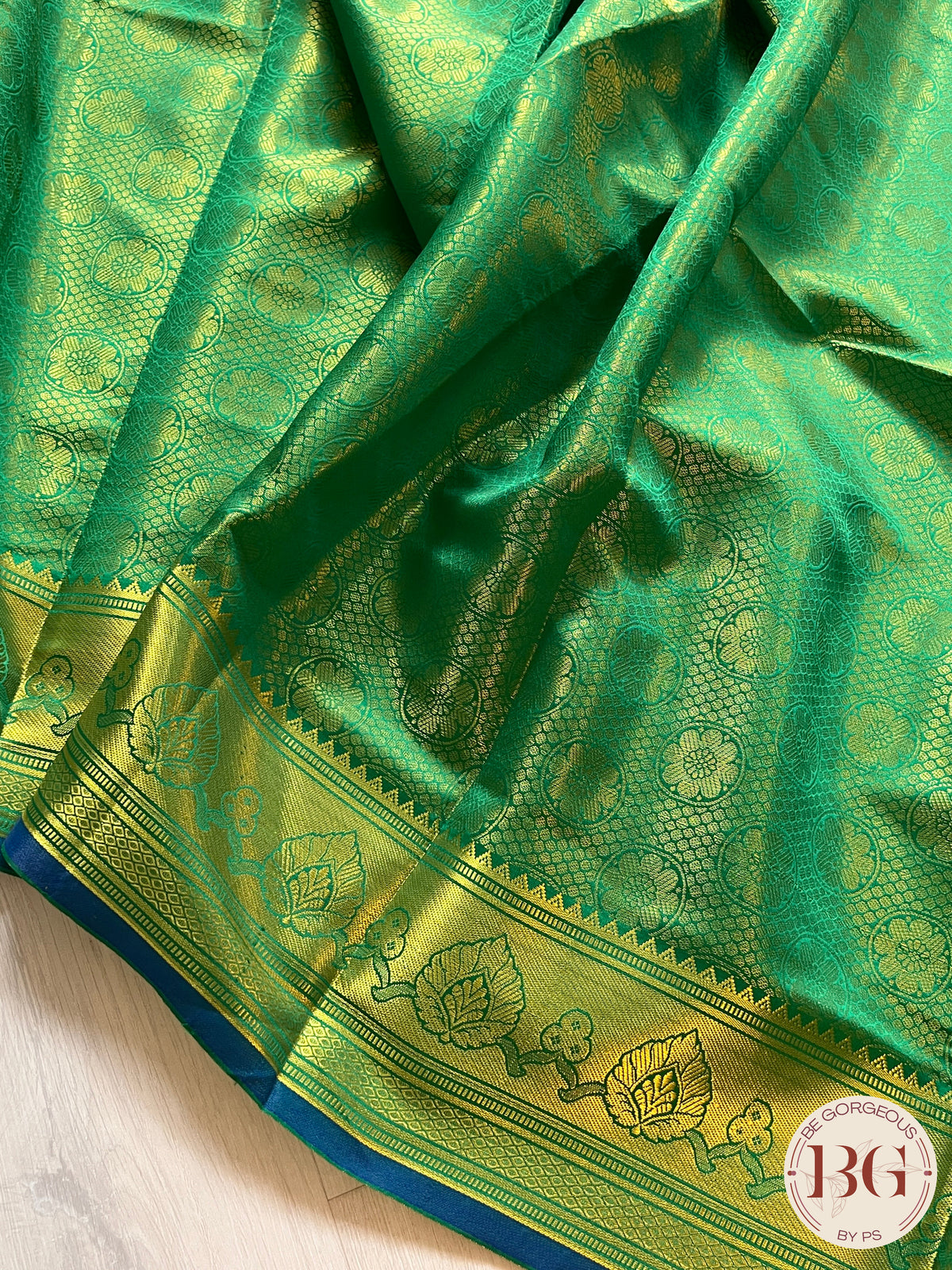 SOFT SILK SOFT SILK GREEN BLUE comes with a stitched blouse