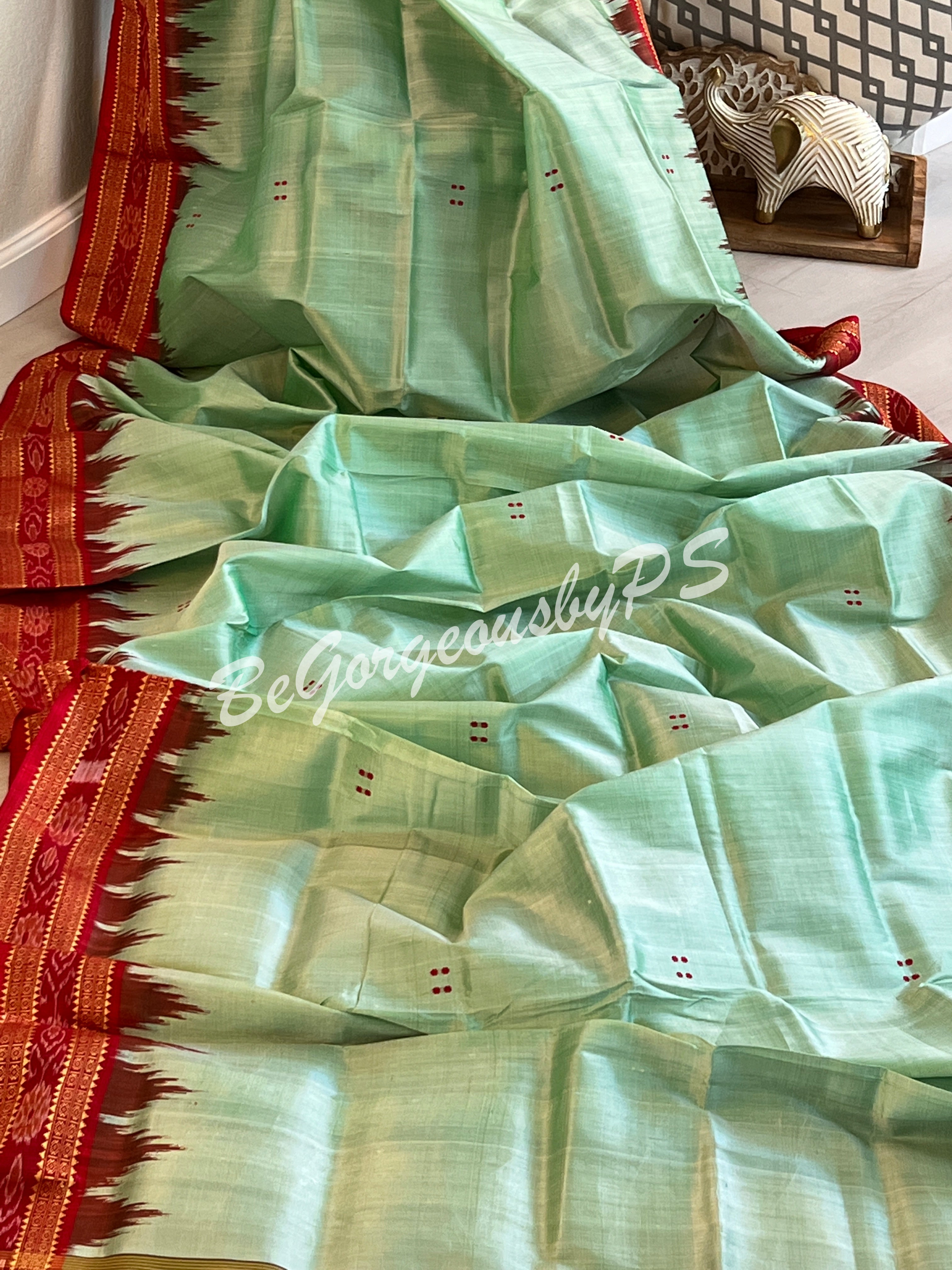 Banana silk saree off white and orange with tie & dye batik butta prin –  Prashanti Sarees